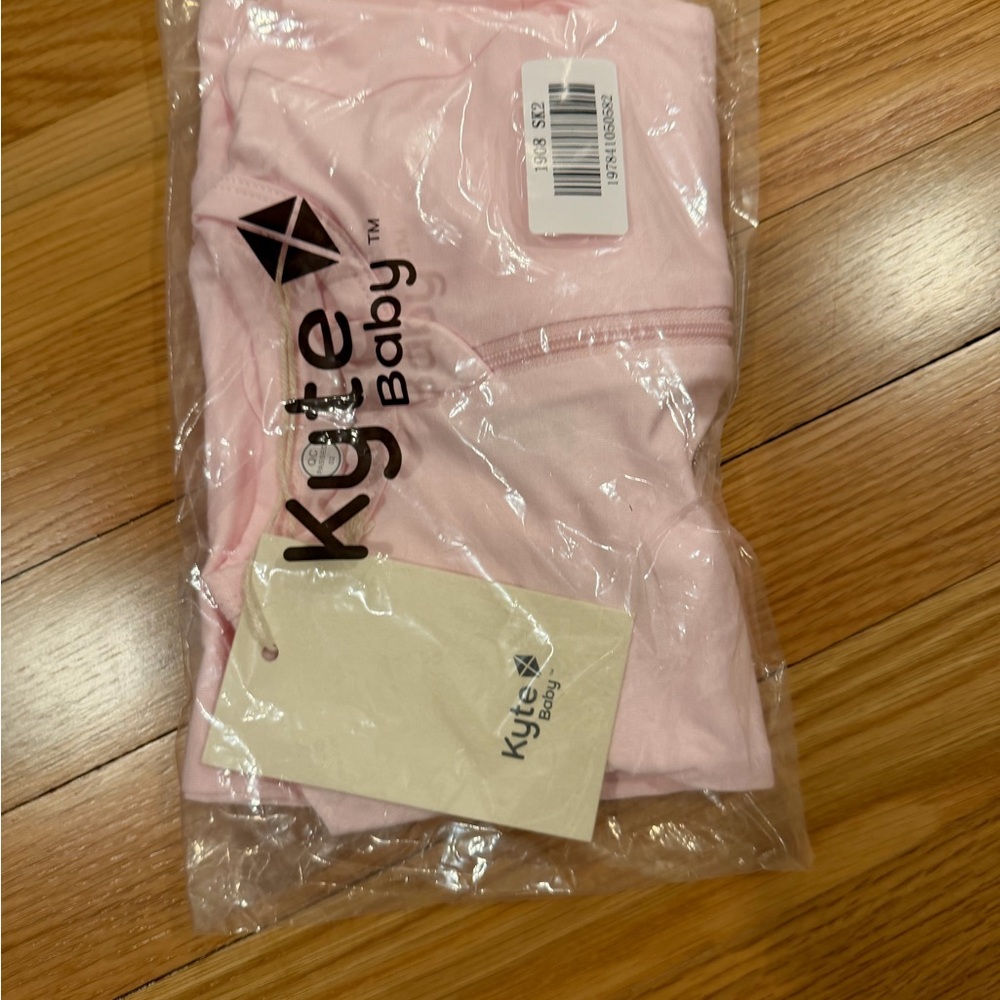 Kyte BABY Zippered Footie in Sakura - Picture 3 of 4
